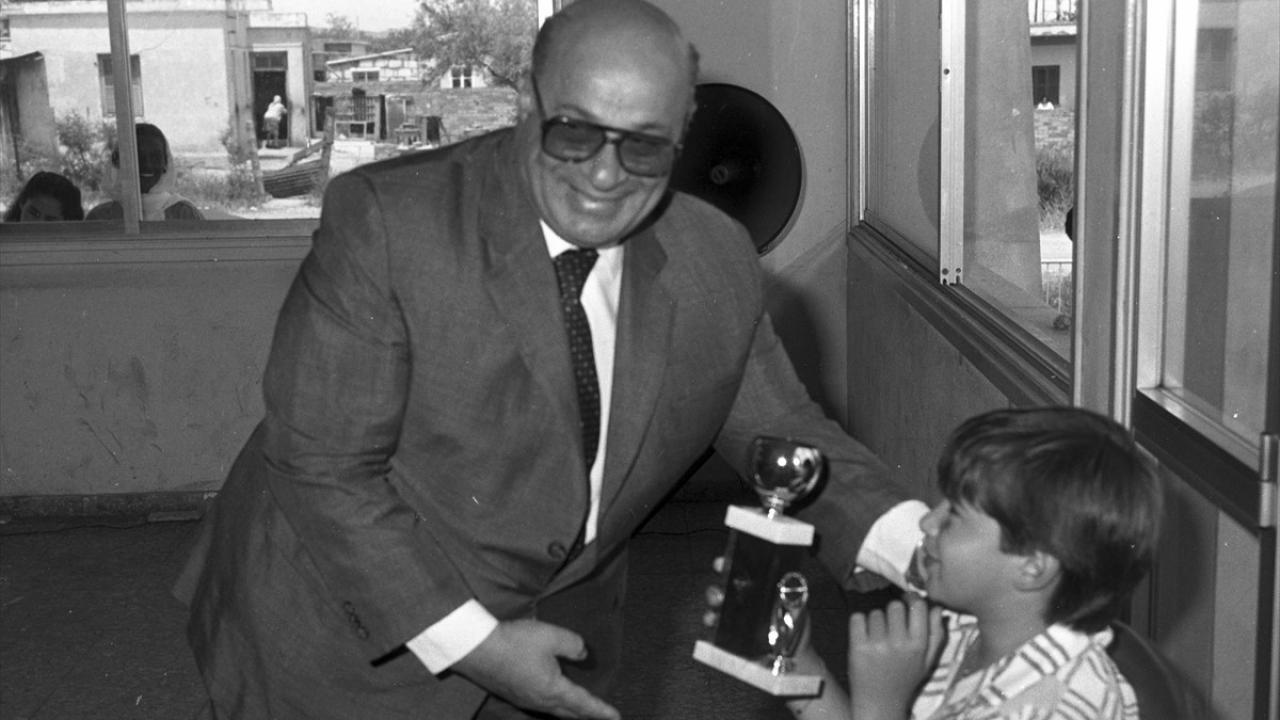 27 Mayıs 1987`de KKTC`nin 1. Cumhurbaşkanı Denktaş, spor şöleninde ödül kazanan sporculara kupalarını vermişti. (Arşiv)