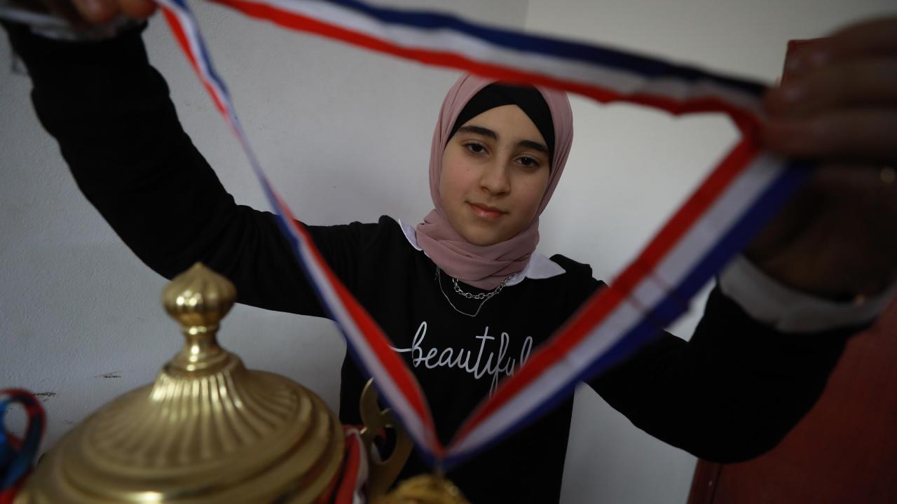 Engellere rağmen kızının yanında