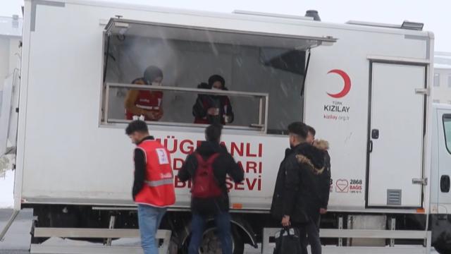 Kızılay gönüllüleri öğrencilere çorba dağıttı