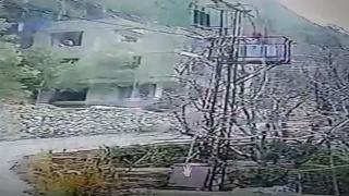 Dağdan kopan kayalar 3 katlı evi böyle yıktı