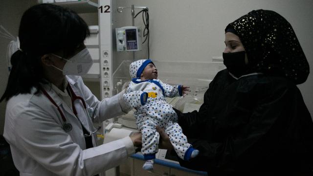 Koronavirüsün ayırdığı anne ve yeni doğan bebeği tekrar buluştu