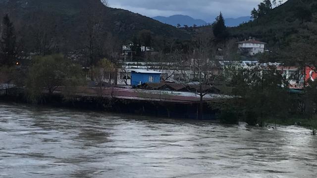 Antalyada ırmak taştı: İş yerlerini ve tarım alanlarını su bastı