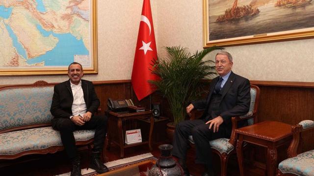 Bakan Akar sanatçı Haluk Leventi kabul etti