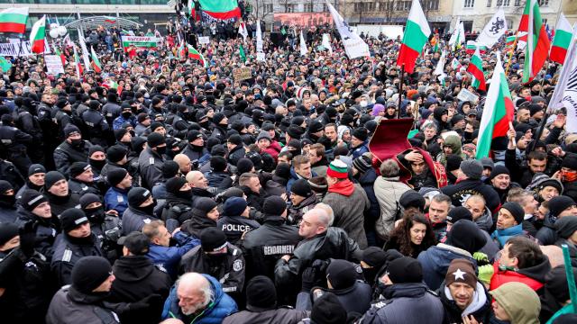 Bulgaristanda salgın önlemlerini protesto edenlerle polis arasında arbede