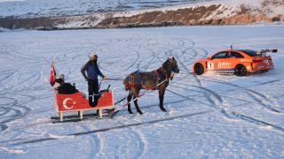 Çıldır Gölü'nde araçların kış performansı test ediliyor