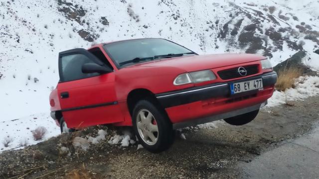 Uçurum kenarında asılı kalan otomobil kurtarıldı
