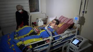 İzmir'deki fırtınada kesilen elektrik Şahin'i nefessiz bıraktı