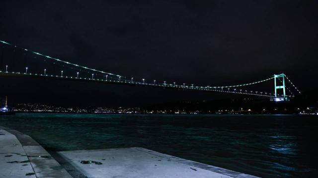 Fatih Sultan Mehmet Köprüsü yeşil renge büründü