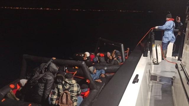 Balıkesir açıklarında 28 düzensiz göçmen kurtarıldı