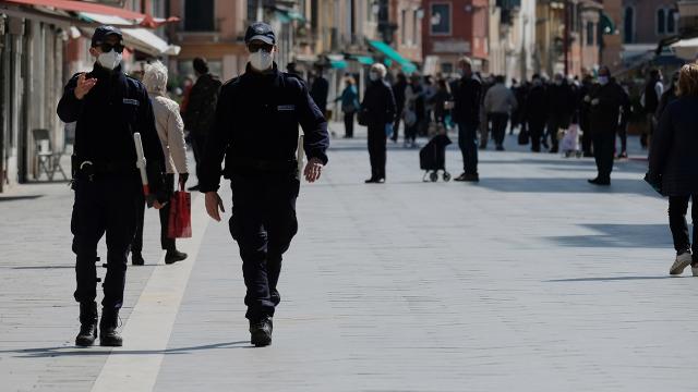 Pembe maskeler İtalya polisini kızdırdı