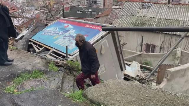 Kamyonet gecekondunun üzerine devrildi: 2 yaralı