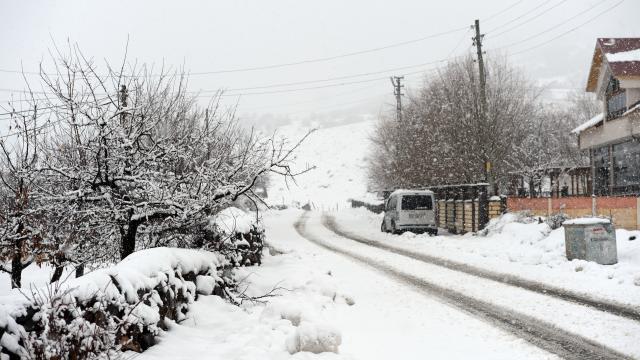 Bingöl-Elazığ kara yolunda kar ve sis etkili oldu
