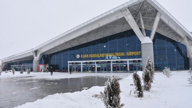 Karsta hava ulaşımına kar ve sis engeli