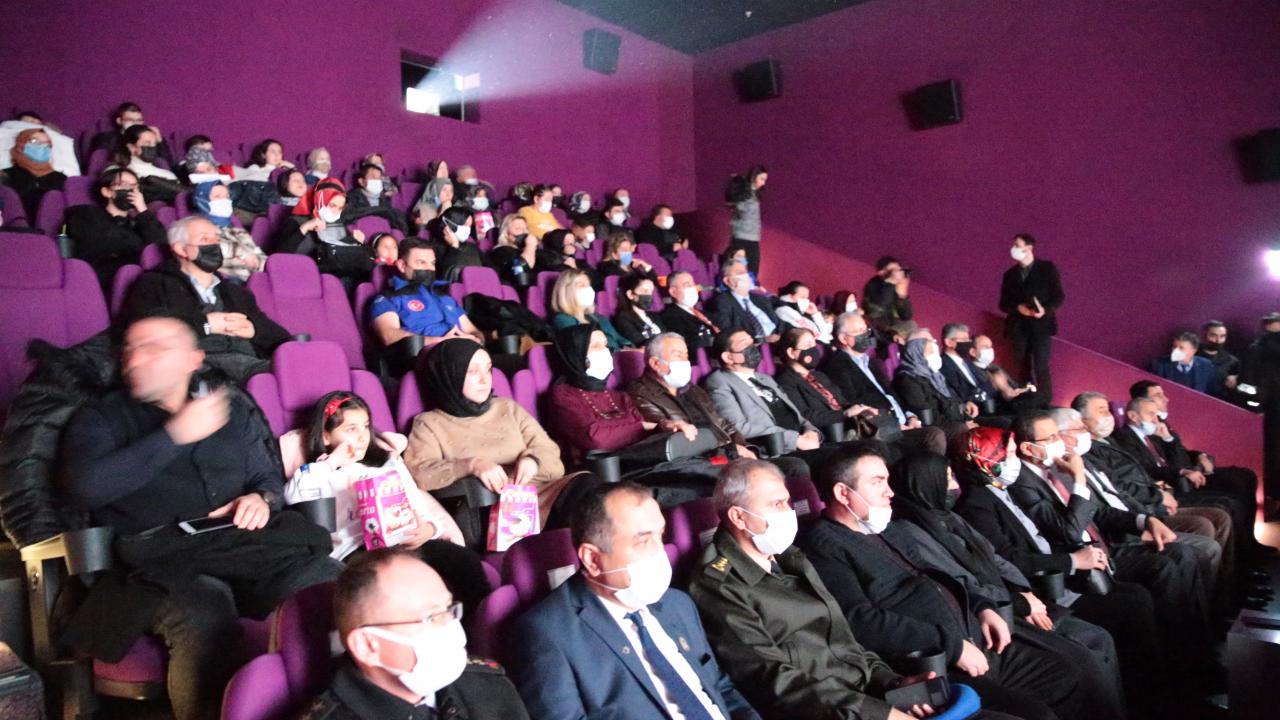 Bolu'da gaziler ile şehit ve gazi aileleri `Kesişme; İyi ki Varsın Eren` filmini izledi