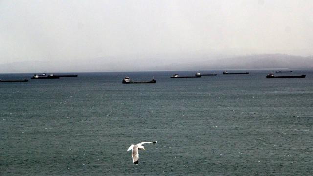 Karadenizde şiddetli rüzgar: Yük gemileri limana demirledi