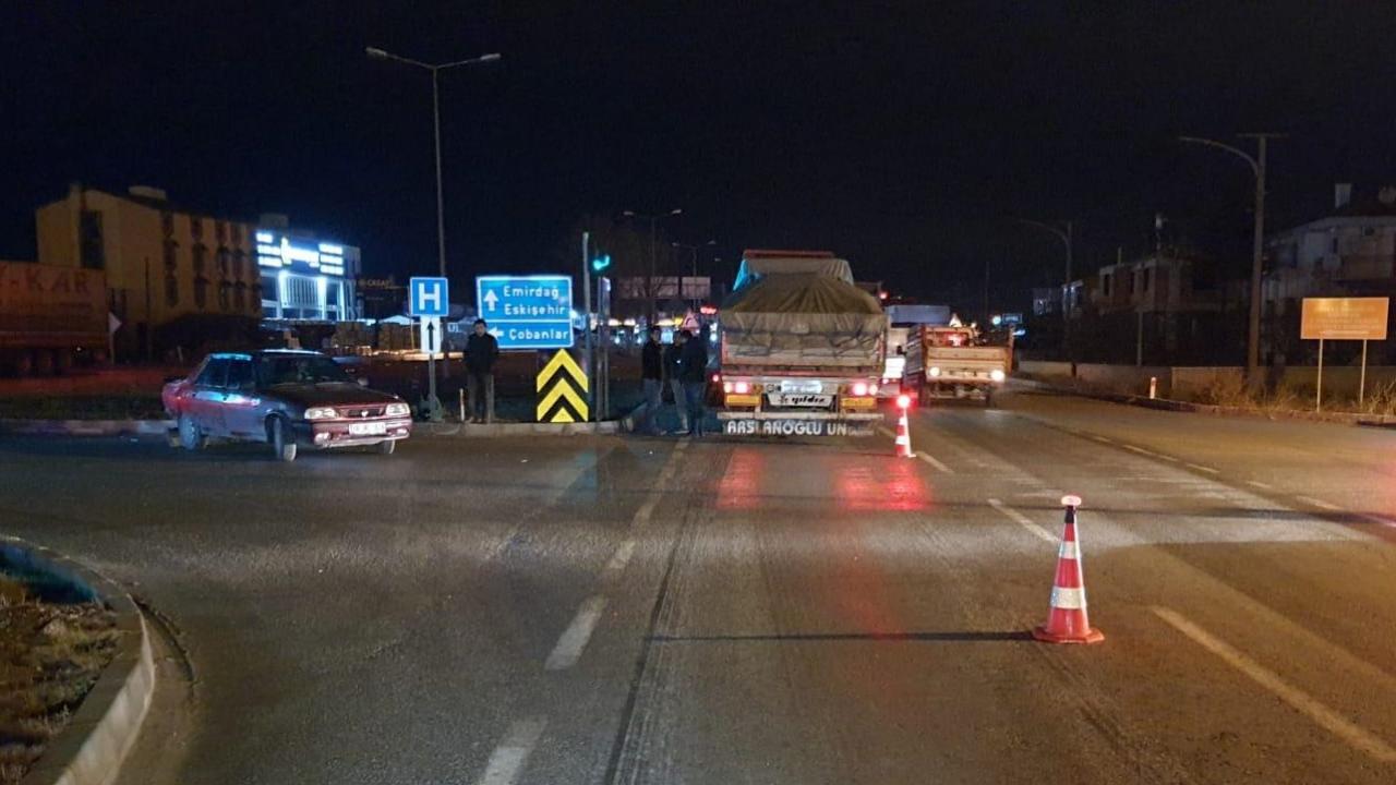 Afyonkarahisar'da tırın çarptığı otomobil savrulup bisikletini tamir eden kişiyi yaraladı