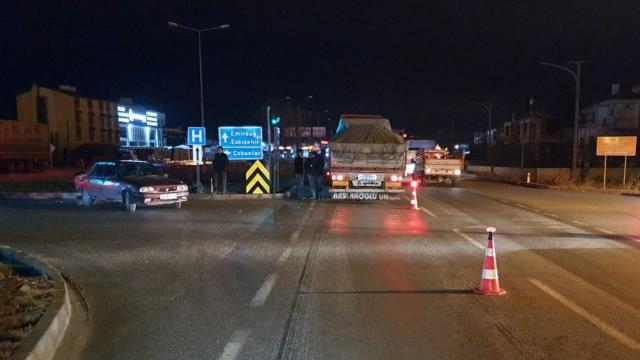 Afyonkarahisarda tırın çarptığı otomobil savrulup bisikletini tamir eden kişiyi yaraladı