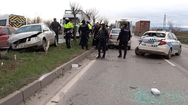Minibüs polis aracına çarptı: 2 yaralı