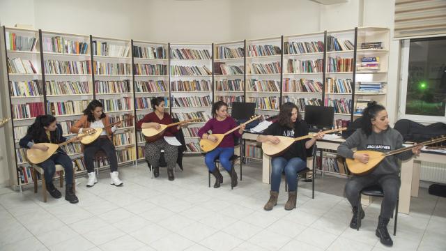 Tuncelide ev hanımları kış mevsimini bağlama çalmayı öğrenerek geçiriyor
