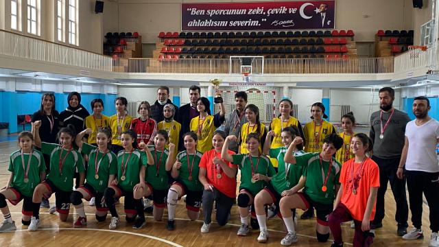 Hentbolda Yozgat Cumhuriyet Ortaokulu il birincisi