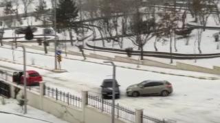 Buzlanan yol ve dikkatsizlik kazayla sonuçlandı