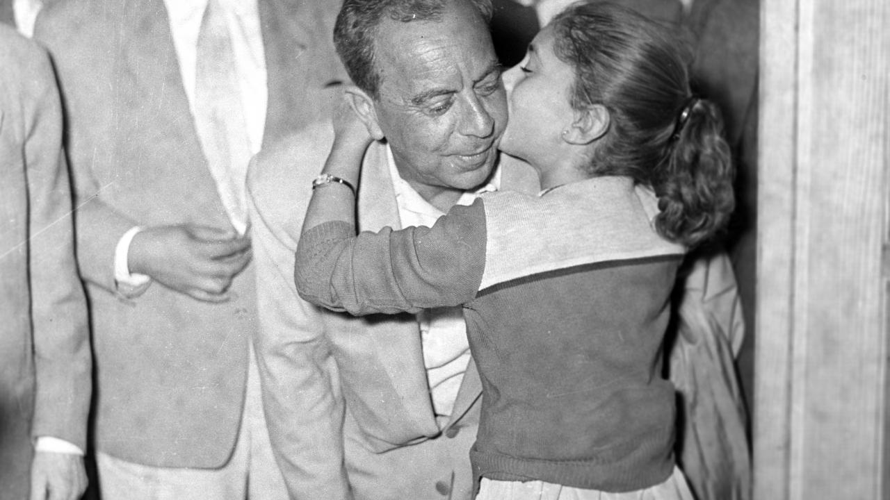 Küçük, 14 Mart 1906`da Lefkoşa`da dünyaya geldi, ilkokula Lefkoşa Sarayönü Mektebinde 1912`de başladı.