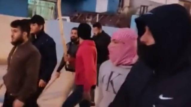 Adanada sopa ve bıçaklarla yürüyen 19 Suriyeli sınır dışı edildi