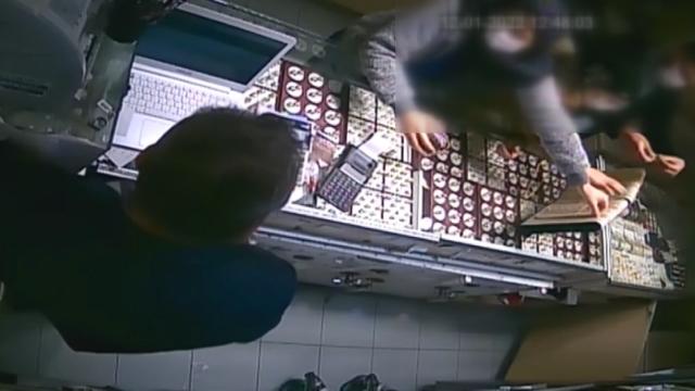 Hırsızlık yaparken kameraya yakalandılar