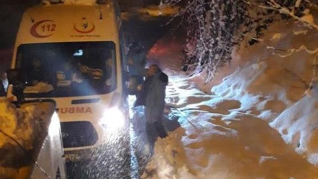 Rizede karlı yolda kalan ambulansın imdadına ekipler koştu