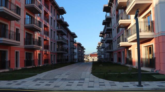 Türkiyenin Arnavutlukta yaptırdığı deprem konutları teslim ediliyor