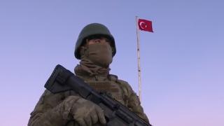 Bayrak donduran soğukta vatan nöbeti