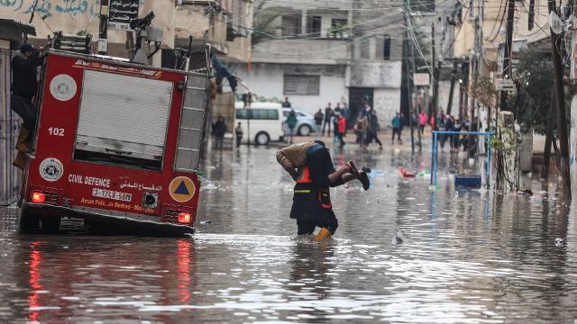 Gazzede sağanak sele neden oldu: Mahsur kalan 152 kişi kurtarıldı