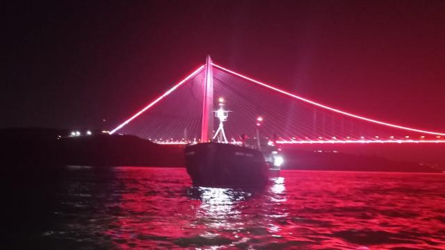 İstanbul Boğazı gemi geçişlerine açıldı