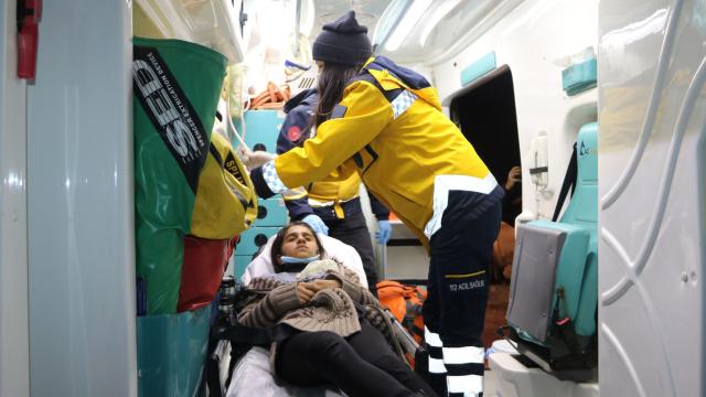 Sağlık çalışanları karla kaplı köydeki çocuk için seferber oldu
