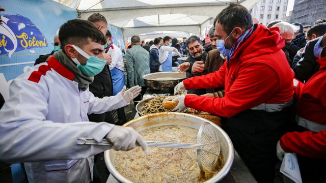 Diyarbakırda şölende 2 ton hamsi ikram edildi