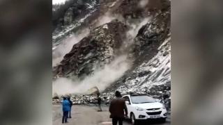 Artvin'de heyelan anı kamerada