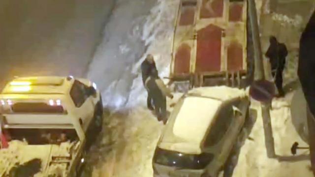 Çekici ile araç çalan şebeke suçüstü yakalandı