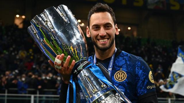 Hakan Çalhanoğlu İtalyada en iyi oyuncu seçildi
