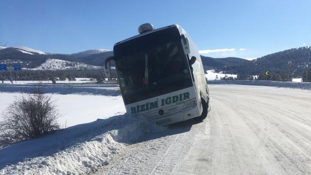 Karsta yolcu otobüsü kara saplandı