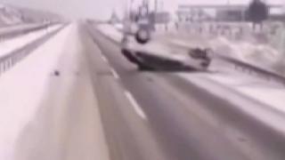 Karda hız yapan otomobil takla attı