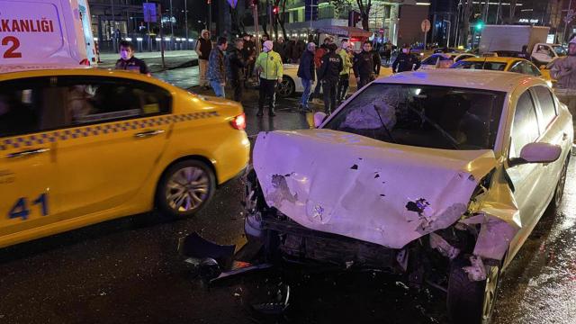 İstanbulda iki otomobil çarpıştı: 5 yaralı