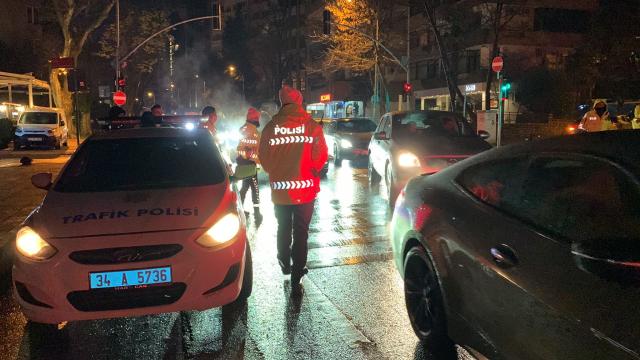 Caddebostan sahil yolunda otomobil takla attı: 1 yaralı