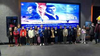 Eren'in çocukluğunu canlandıran oyuncu arkadaşlarıyla filmi izledi