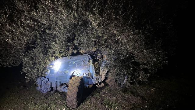 Manisada ağaçla traktör arasına sıkışan çiftçi hayatını kaybetti