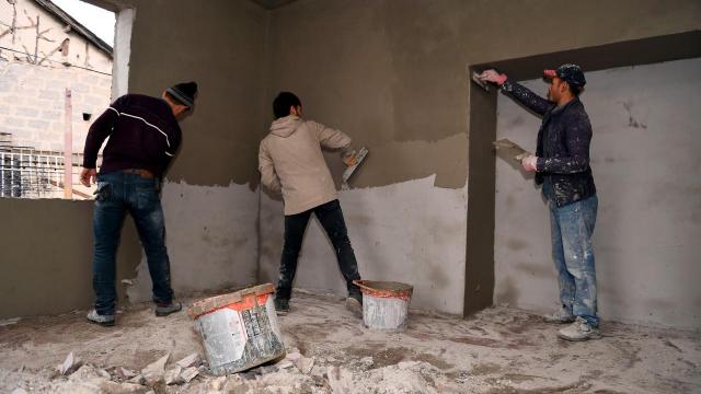Mersinde ihtiyaç sahibi 70 ailenin evi yenileniyor