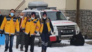 Aşı taleplerine paletli ambulansla yetişiyorlar