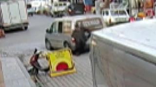 Geri geri gelen araç yayaya çarptı