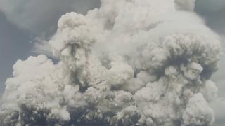 Yanardağ patladı, yerleşim alanları su altında kaldı