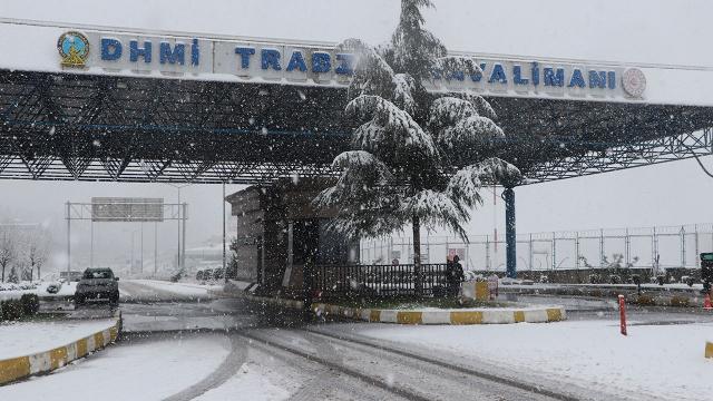 Trabzonda hava yolu ulaşımına kar engeli