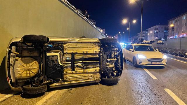Nevşehirde köprü girişinde 3 araç çarpıştı